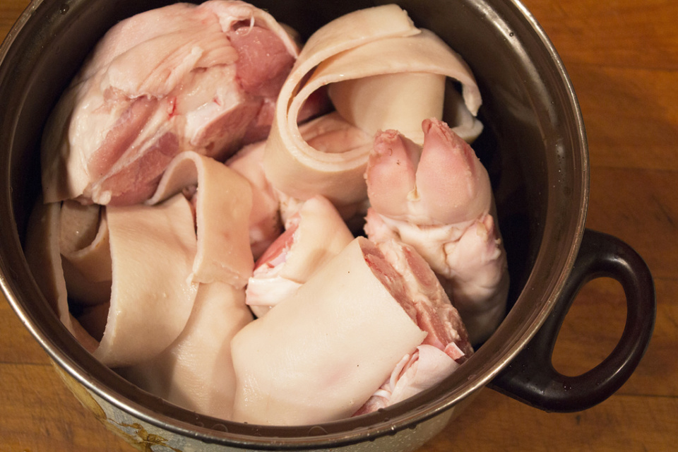 We prepare pork in a pot